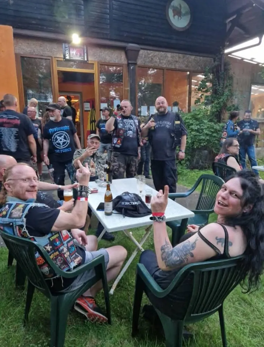 mehrere Heavy-Metal Fans des Rockclubs Nordbayern beim Vorglühen