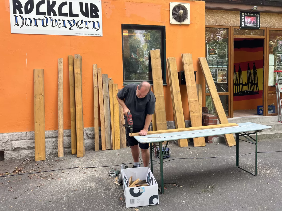 Mann sägt Bretter für Fassade zurecht
