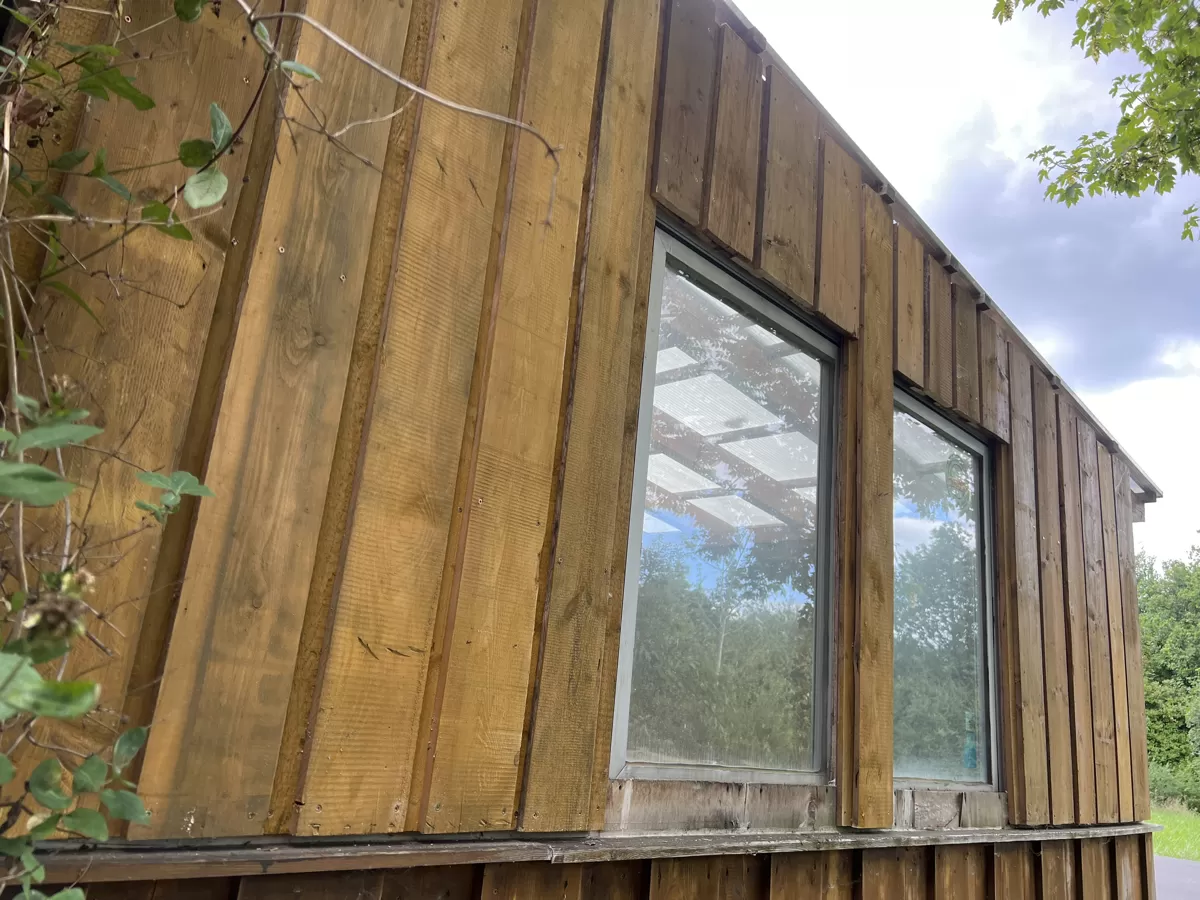 fertige neue Bretter-Aussenfassade des Clubhauses
