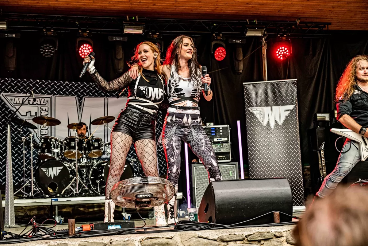 2 Frauen von Metal Factory feiern auf der Konzertbühne